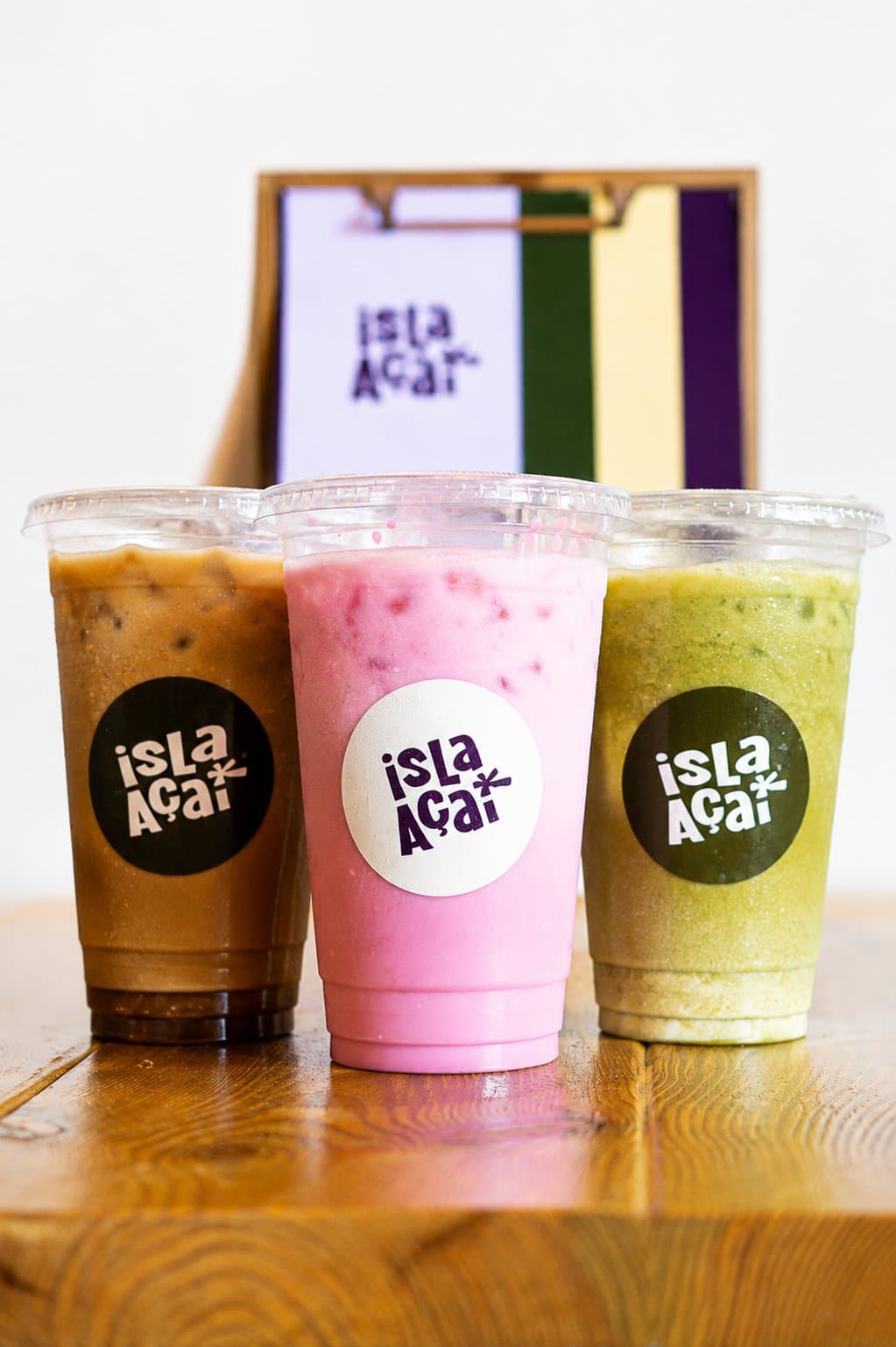 Bebidas de Isla Açaí: café, smoothie de fresa y matcha