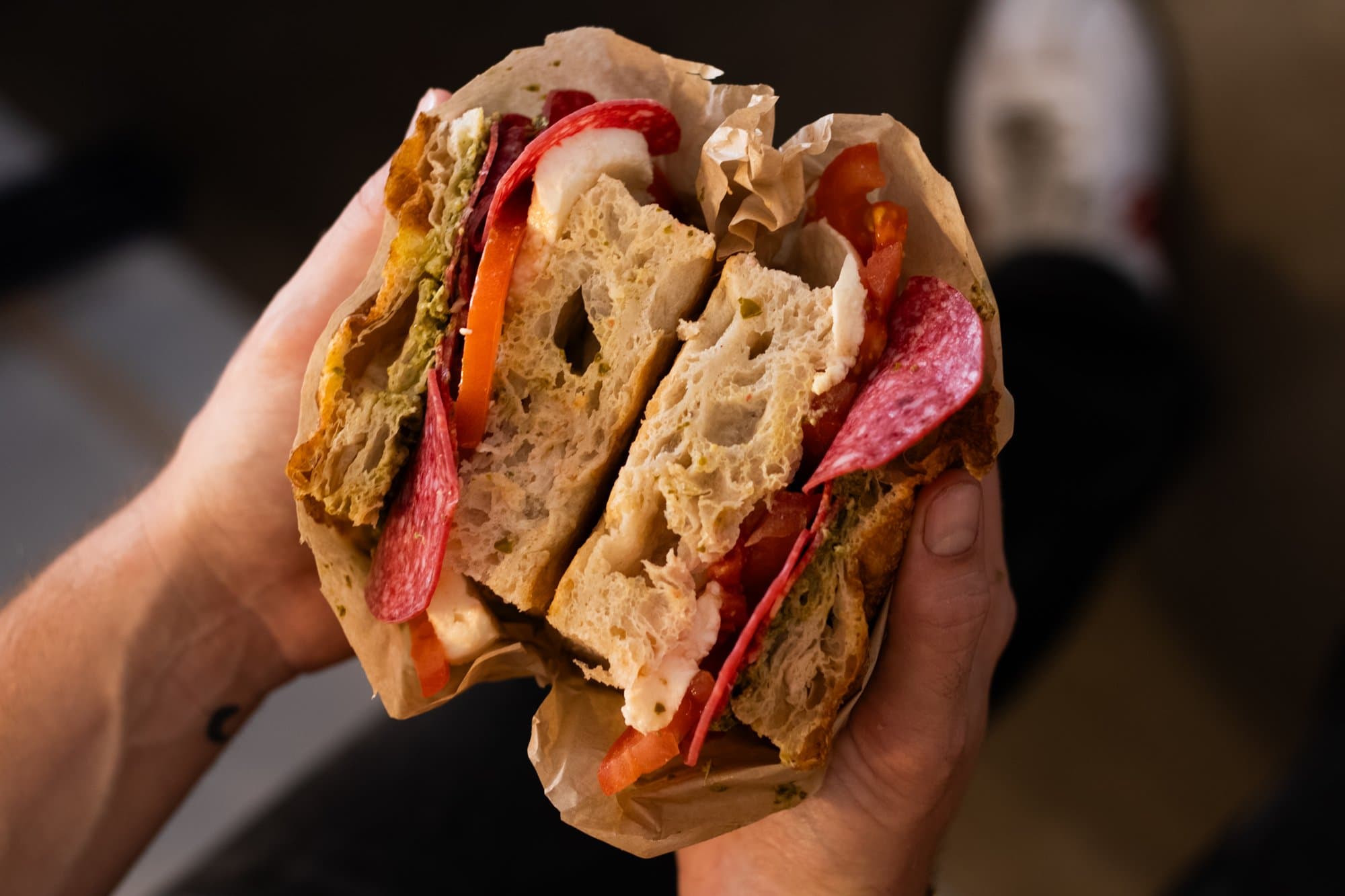 Focaccia de Isla Açaí con salami, tomate y pesto