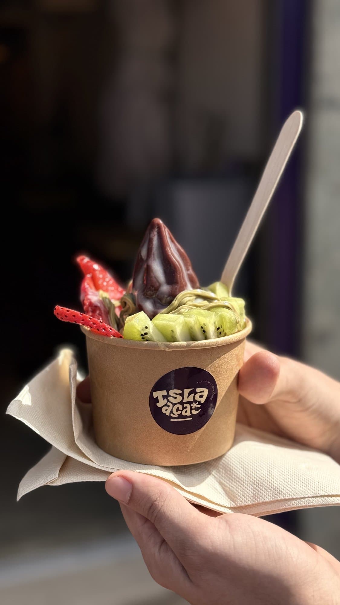 Açaí bowl de Isla Açaí con fresa, kiwi y chocolate