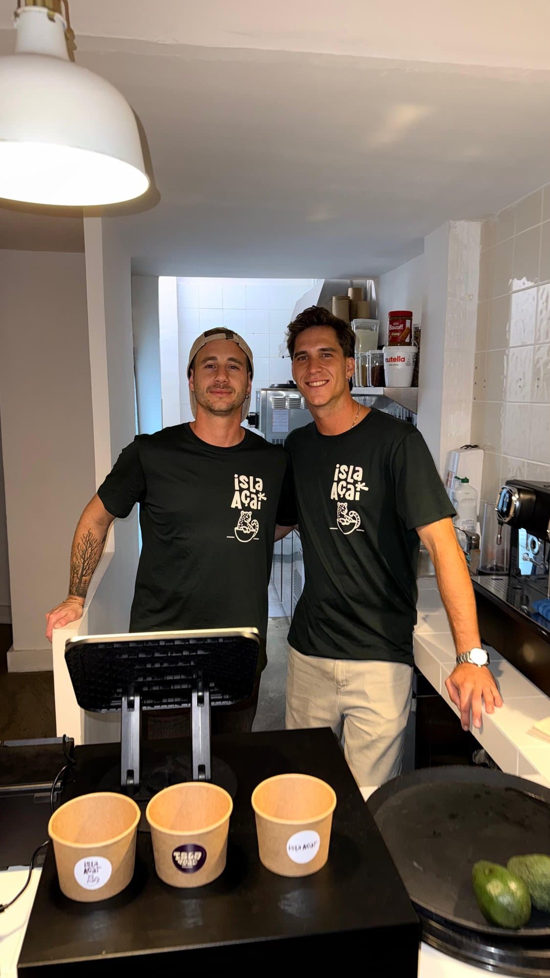Los founders de Isla Açaí en su local de Guanarteme